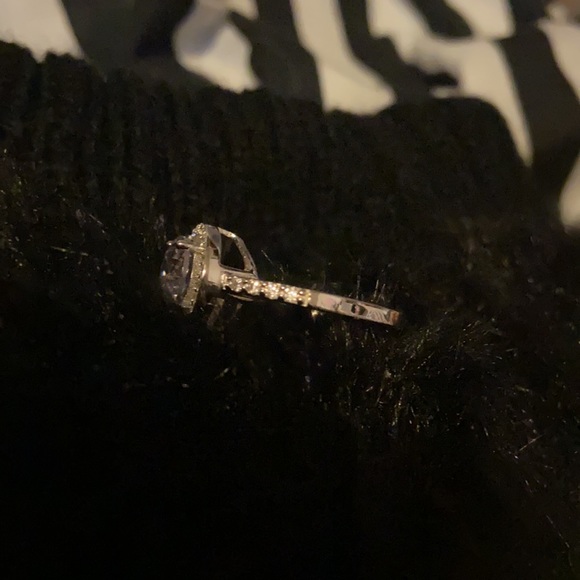 Size 8 ring NEW Silver ring with sparkly gemstone - Picture 3 of 4